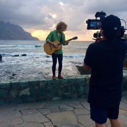 Manel Navarro, guitarra en mano, interpreta "Do it for your lover" durante la grabación del videoclip en Tenerife