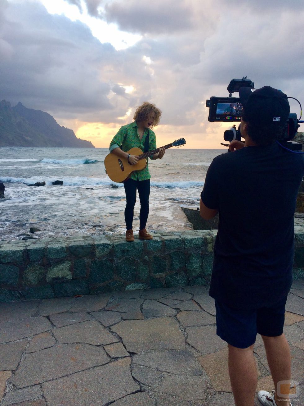 Manel Navarro, guitarra en mano, interpreta "Do it for your lover" durante la grabación del videoclip en Tenerife