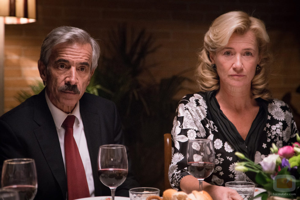 Antonio y Mercedes durante una cena familiar en la decimoctava temporada de 'Cuéntame cómo pasó'