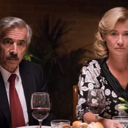 Antonio y Mercedes durante una cena familiar en la decimoctava temporada de 'Cuéntame cómo pasó'