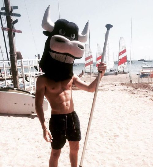 Miguel Bernardeau posa con una cabeza de animal