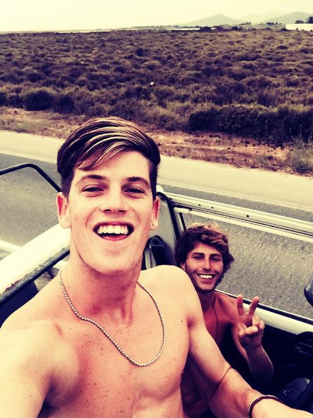 Miguel Bernardeau junto a un amigo en un coche