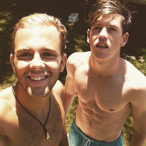 Miguel Bernardeau posa con un amigo en su cuenta de Instagram