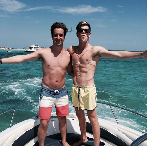 Miguel Bernardeau en barco con un amigo