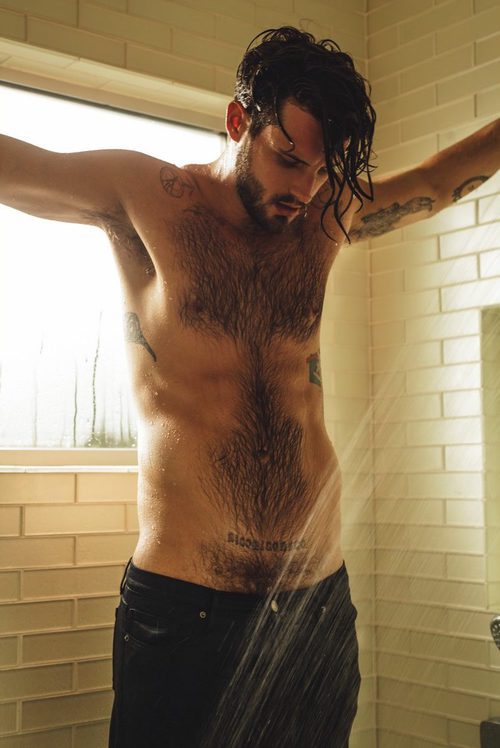 Nico Tortorella muestra su pecho cubierto de vello