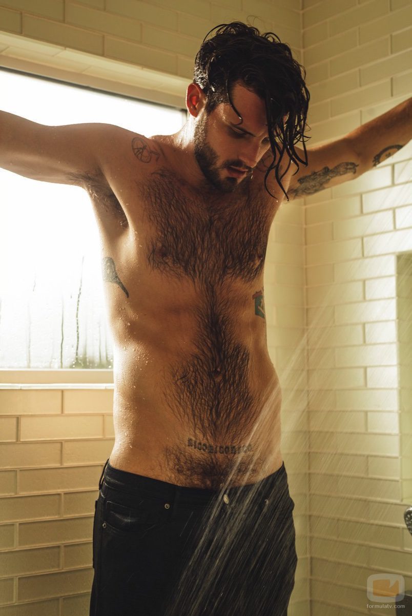Nico Tortorella muestra su pecho cubierto de vello