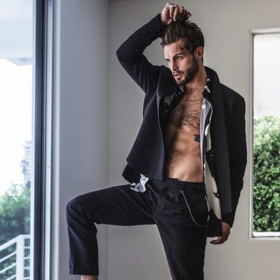 Nico Tortorella posa sexy para una sesión de fotos
