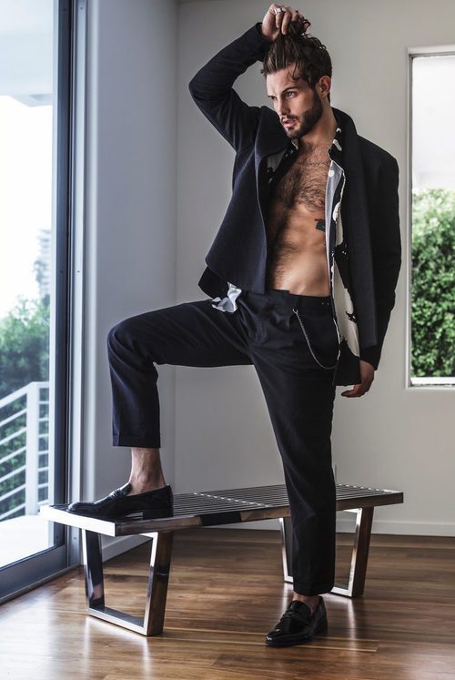 Nico Tortorella posa sexy para una sesión de fotos