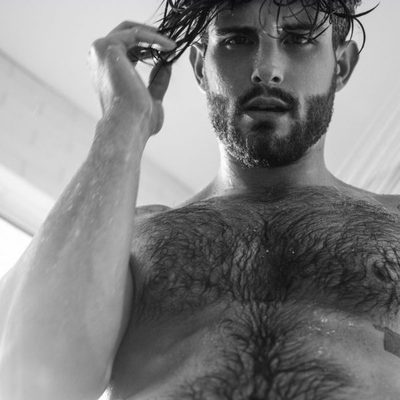Nico Tortorella enseña su tatuaje pélvico