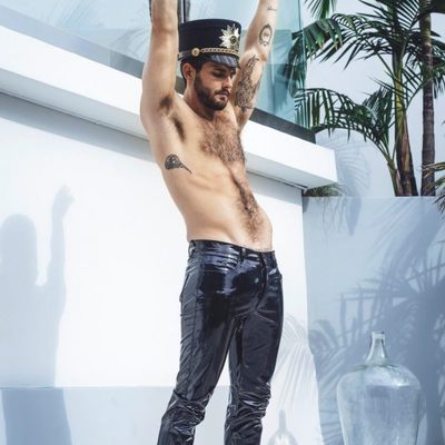 Nico Tortorella posa con pantalones brillantes y sin camiseta