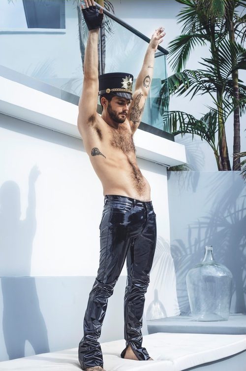 Nico Tortorella posa con pantalones brillantes y sin camiseta