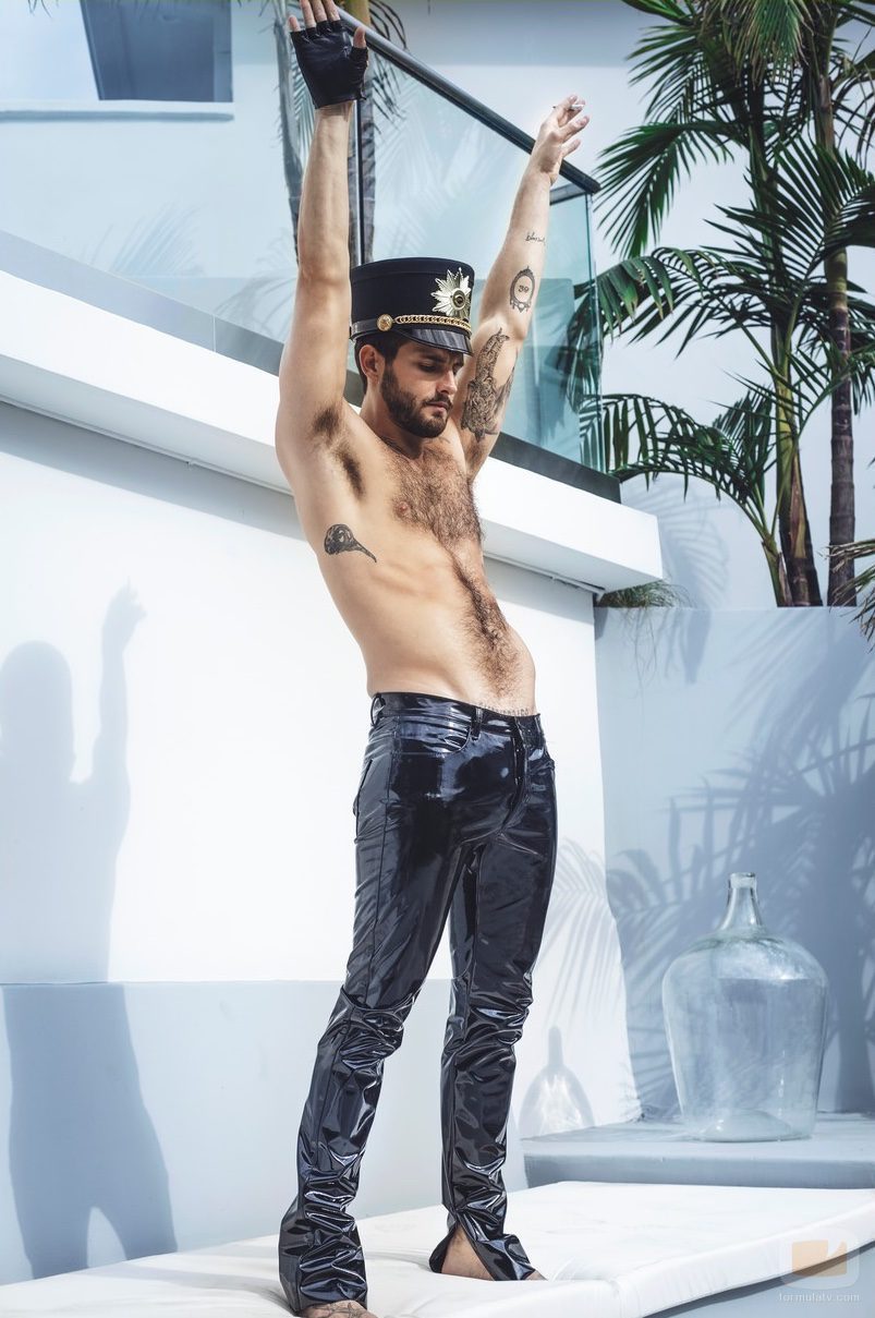 Nico Tortorella posa con pantalones brillantes y sin camiseta
