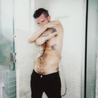 Nico Tortorella tapa su rostro durante su sesión de fotos más sexy