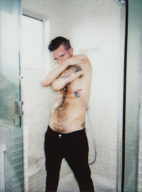 Nico Tortorella tapa su rostro durante su sesión de fotos más sexy