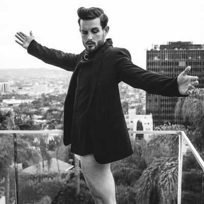 Nico Tortorella se baja los pantalones para una sesión de fotos