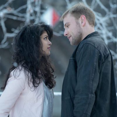 Tina Desai y Max Riemelt en la segunda temporada de 'Sense8'