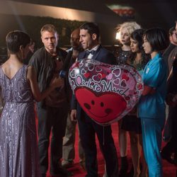 Miguel Ángel Silvestre con un globo en la segunda temporada de 'Sense8'