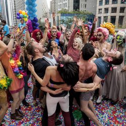 Los personajes de 'Sense8' de celebración durante la segunda temporada