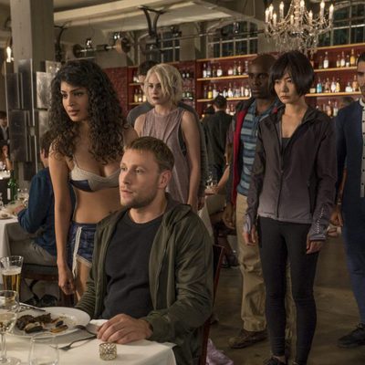 Max Riemelt en un restaurante en la segunda temporada de 'Sense8'