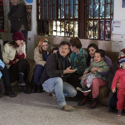 Jorge Sanz con un grupo de familias en el capítulo ocho de '¿Qué fue de Jorge Sanz?'