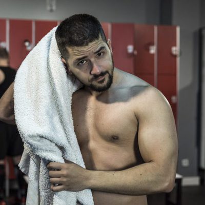 Álex Forriols, sin camiseta, en una secuencia de 'Indetectables'