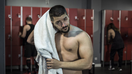 Álex Forriols, sin camiseta, en una secuencia de 'Indetectables'