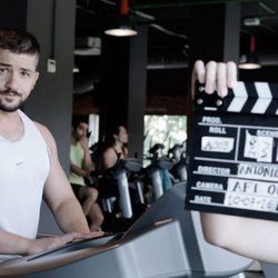 Álex Forriols, trabajando su musculatura, en una secuencia de gimnasio en 'Indetectables'