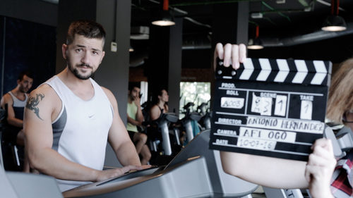 Álex Forriols, trabajando su musculatura, en una secuencia de gimnasio en 'Indetectables'