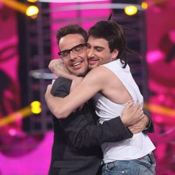Àngel Llàcer abraza a Blas Cantó en la segunda semifinal de 'Tu cara me suena'