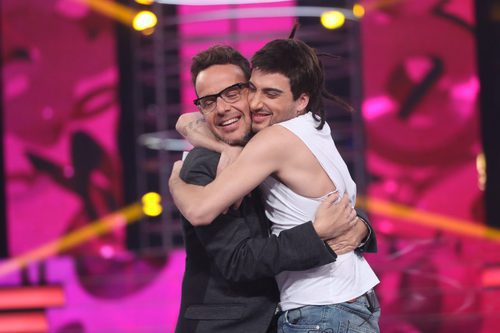 Àngel Llàcer abraza a Blas Cantó en la segunda semifinal de 'Tu cara me suena'
