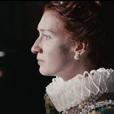 Rebecca Scott, que da vida a Isabel I, con mirada perdida en 'Reinas, virgen y mártir'