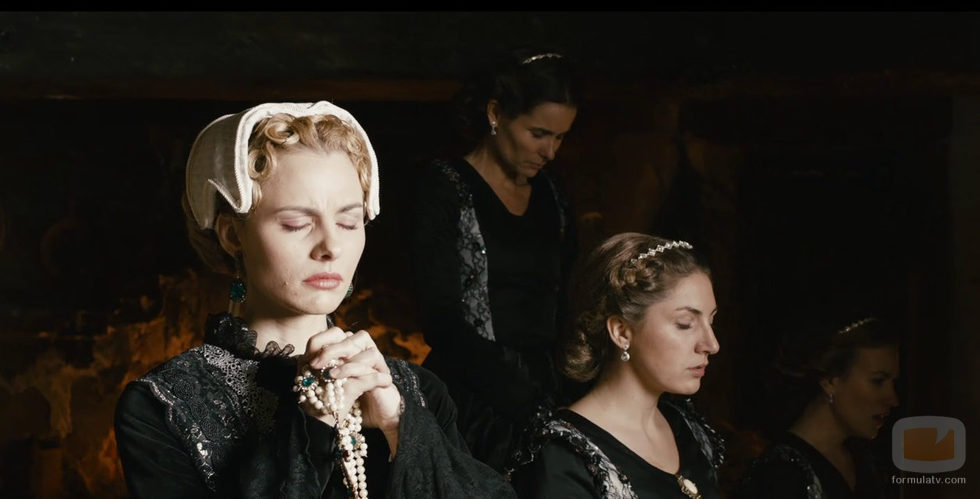 La actriz Olivia Chenery, rezando, en 'Reinas, virgen y mártir', donde interpreta a María de Estuardo
