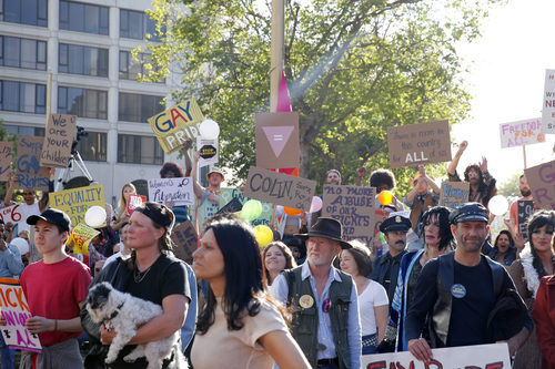 Una manifestación a favor de los derechos del colectivo LGTB en 'When We Rise'