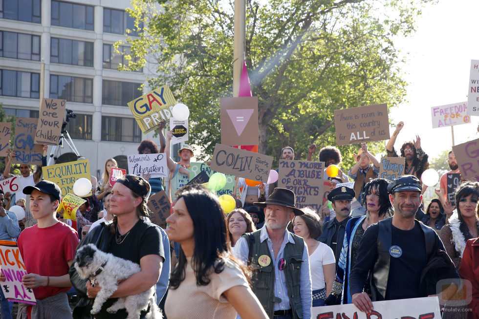 Una manifestación a favor de los derechos del colectivo LGTB en 'When We Rise'