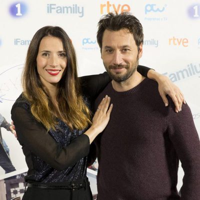 Bárbara Goenaga y Raúl Fernández posan en la rueda de prensa de 'iFamily'
