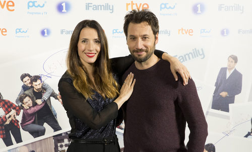Bárbara Goenaga y Raúl Fernández posan en la rueda de prensa de 'iFamily'