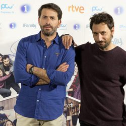 Antonio Garrido y Raúl Fernández posan en la rueda de prensa de 'iFamily'