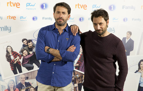 Antonio Garrido y Raúl Fernández posan en la rueda de prensa de 'iFamily'