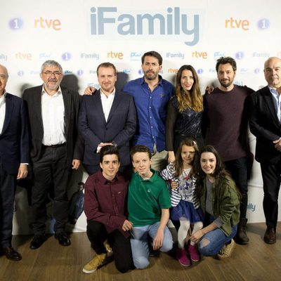El reparto de 'iFamily' posa en la rueda de prensa de la serie
