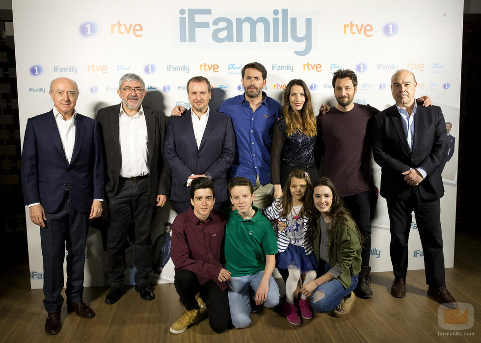 El reparto de 'iFamily' posa en la rueda de prensa de la serie