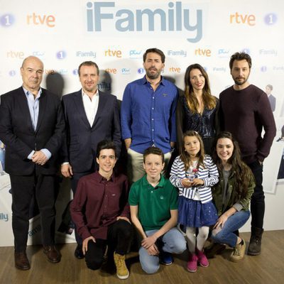 El reparto de 'iFamily' posa para los medios de comunicación en la rueda de prensa de RTVE