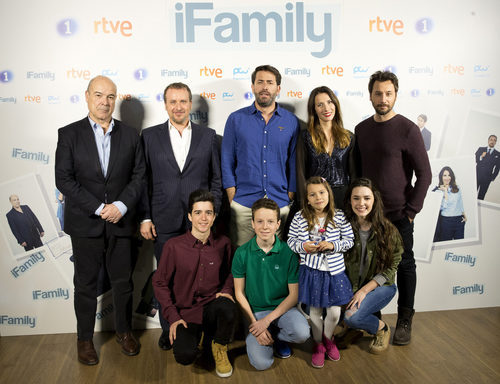 El reparto de 'iFamily' posa para los medios de comunicación en la rueda de prensa de RTVE