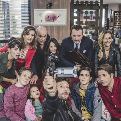 Parte del reparto de 'iFamily' en el set de grabaciones