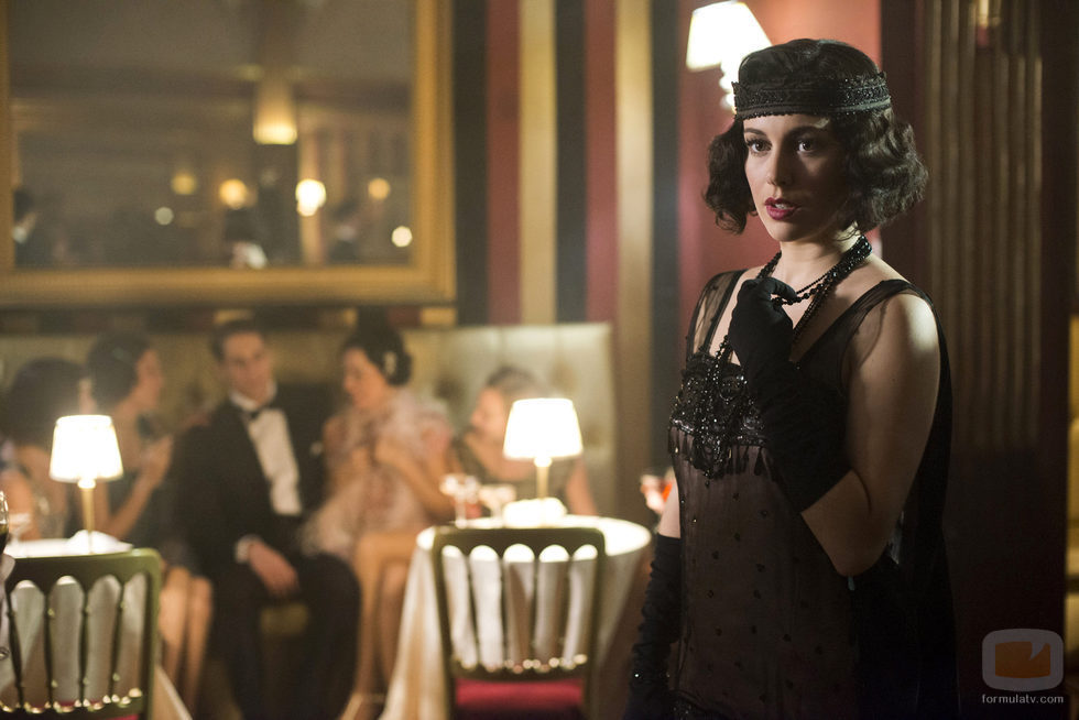 Lidia (Blanca Suárez) acude a una sala de espectáculos en la serie 'Las chicas del cable'