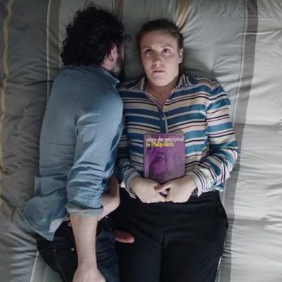 Matthew Rhys enseña su pene falso en una escena de 'Girls' junto a Lena Dunham
