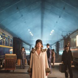 Maggie Civantos en la estación del tren en 'Las chicas del cable'