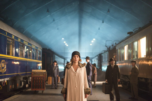 Maggie Civantos en la estación del tren en 'Las chicas del cable'