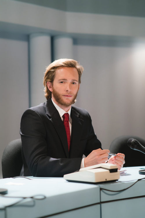 Toni en su primer día como presentador de noticias en el capítulo 318 de 'Cuéntame cómo pasó'