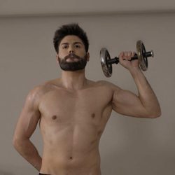 Salva Belenguer, desnudo, ejercita sus músculos en la segunda temporada de 'Al salir me esperas'