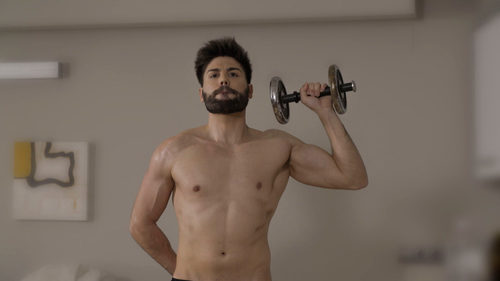 Salva Belenguer, desnudo, ejercita sus músculos en la segunda temporada de 'Al salir me esperas'